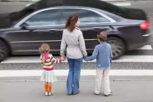 Un système de GPS par satellite utilise la voix d’enfants pour encourager à rouler prudemment à proximité des écoles