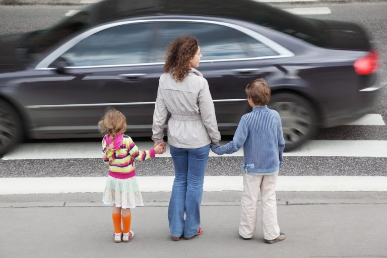 Un système de GPS par satellite utilise la voix d&rsquo;enfants pour encourager à rouler prudemment à proximité des écoles