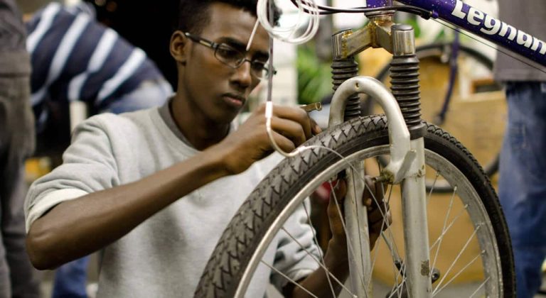 Un atelier londonien offre aux réfugiés une bicyclette et une formation pour l&rsquo;entretenir