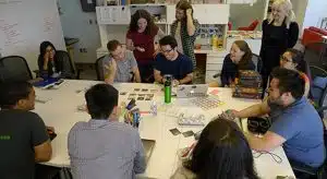 Un jeu de cartes qui défie les préjugés
