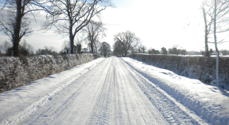 Des routes composées d&rsquo;un mélange de sel et d’asphalte dégivrent le verglas