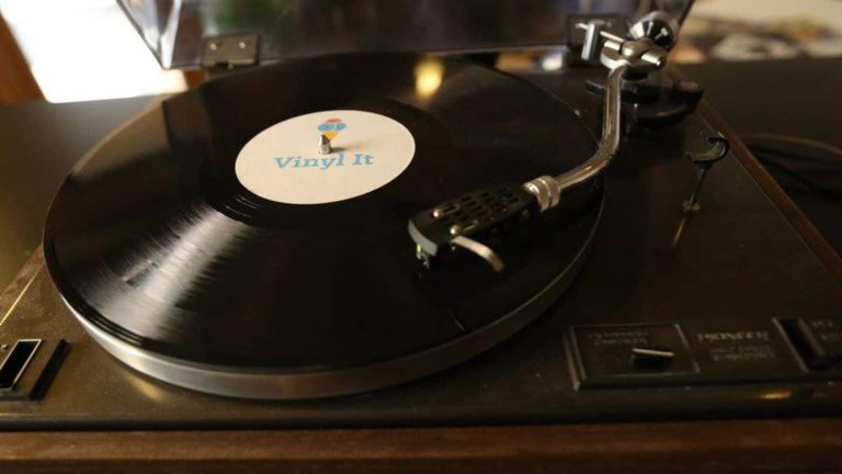 La sélection de 4 de vos meilleures chansons sous une pochette de votre création avec VINYL IT