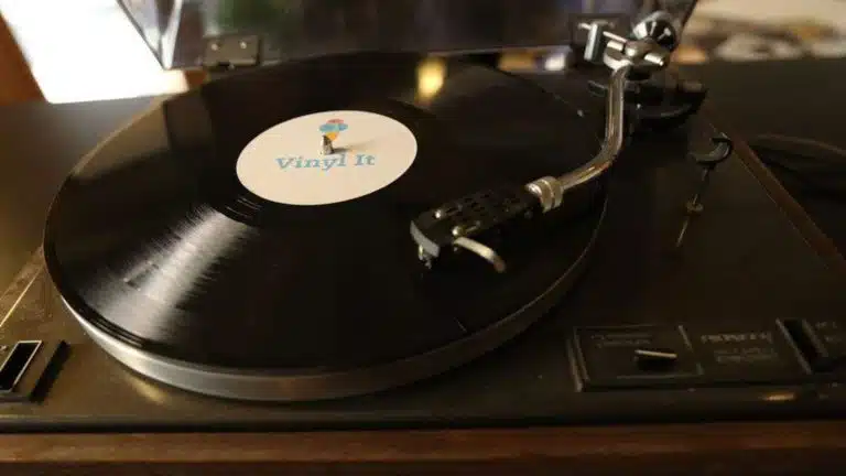La sélection de 4 de vos meilleures chansons sous une pochette de votre création avec VINYL IT