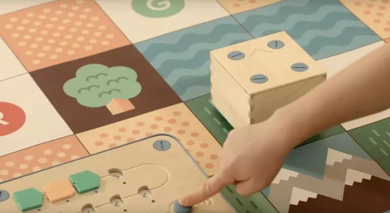 Un jouet de programmation en contreplaqué pourra initier les enfants au codage