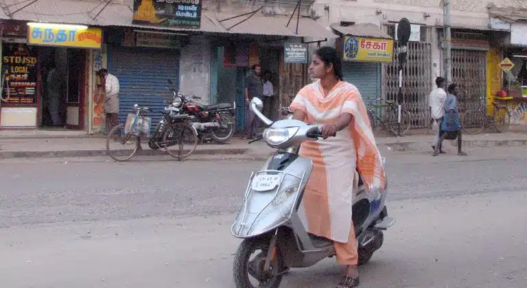 En Inde, une équipe de livraison entièrement composée de femmes