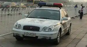 Les voitures de la police chinoise scannent les visages pour rechercher des suspects