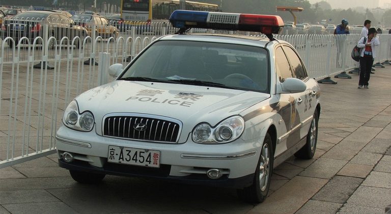 Les voitures de la police chinoise scannent les visages pour rechercher des suspects