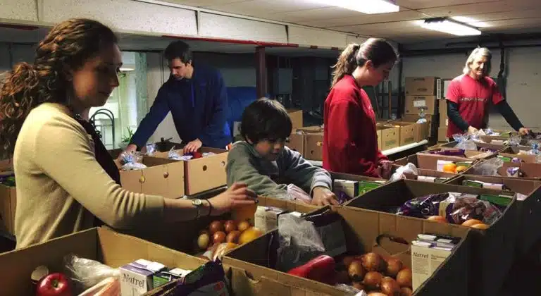 Un marché alimentaire gratuit dans les écoles primaires de Boston