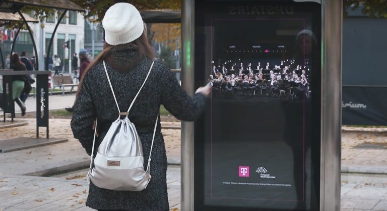 Une affiche interactive qui permet aux passants de diriger un orchestre