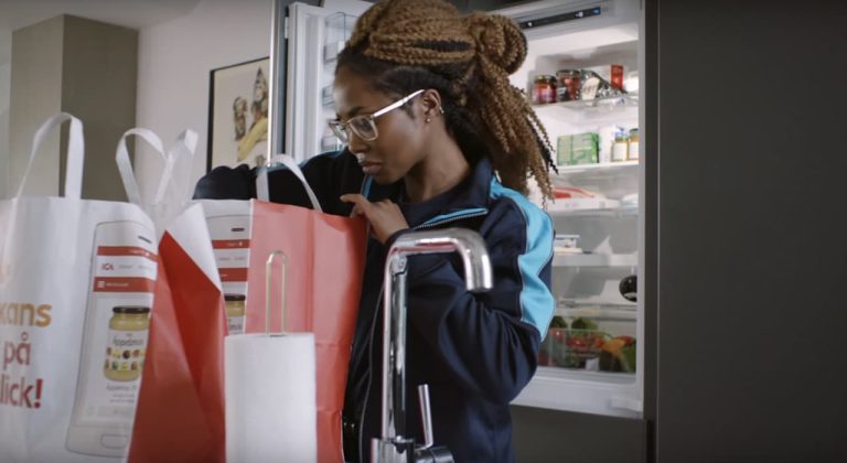 Un supermarché et un système de verrouillage intelligent rendent possible la livraison directement au réfrigérateur