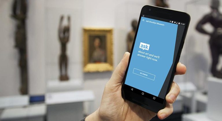 Une application de guide de musée dirigée par des humains