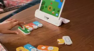 Des blocs de style Lego qui enseignent le codage aux enfants à l’aide de jeux numériques
