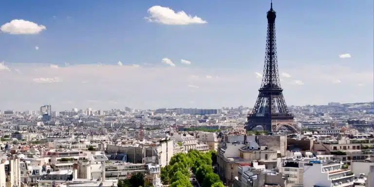 A Paris, un conseiller local bilingue dans la poche des touristes