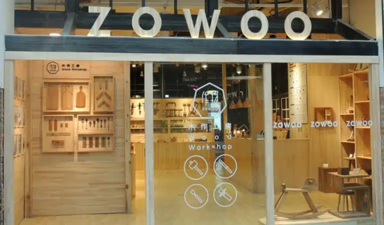 Un magasin dans un centre commercial chinois donne des cours de menuiserie