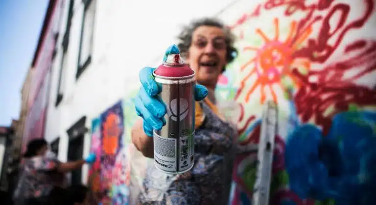 Des cours de graffiti pour les personnes âgées et pour embellir la ville de Lisbonne
