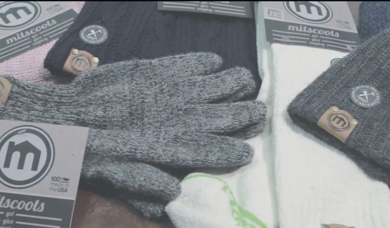 Un fabricant de vêtements qui fait des dons et qui emploie des sans-abri
