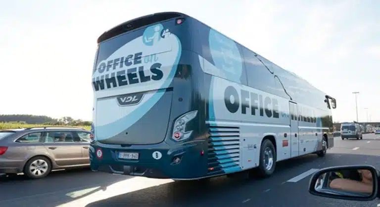 Des autobus utilisés comme espaces de travail