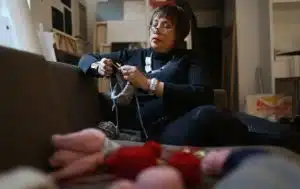 Une collection d’accessoires en tricot entièrement fabriquée par des retraités