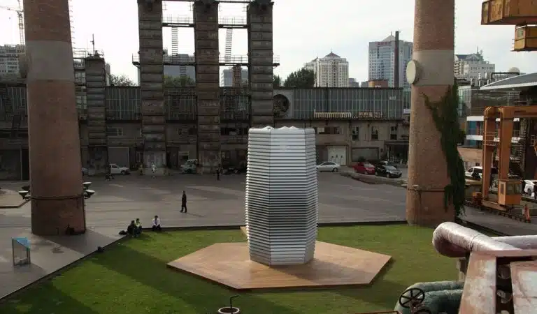 Un aspirateur de brouillard de pollution qui transforme les polluants en bijoux