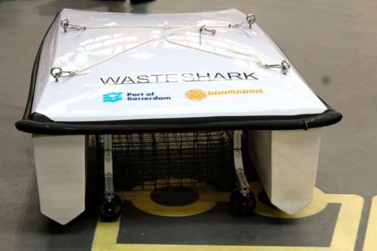 Un drone aquatique qui engloutit les déchets portuaires pour éviter la pollution des océans