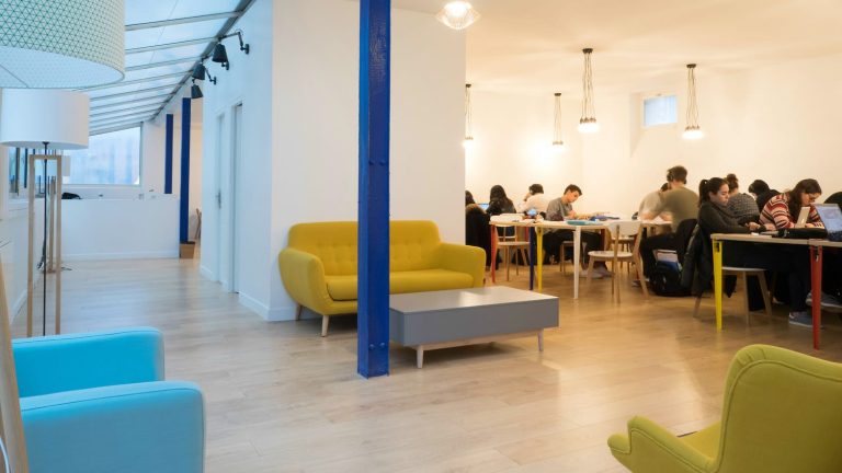 Un lieu de coworking qui offre un espace de travail 24h/24 au centre de Paris pour 1 €