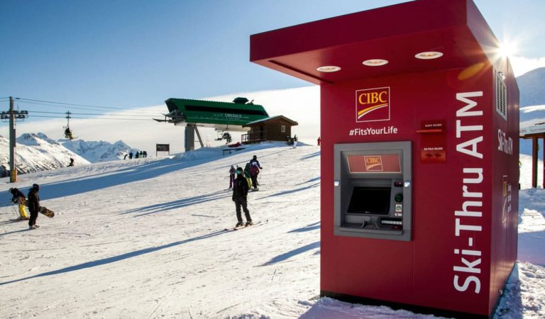 Une station de ski canadienne compte maintenant un guichet automatique de banque