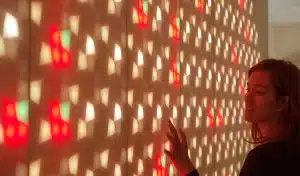 Des tuiles émettrices de lumière et interactives qui donnent vie aux murs