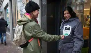 Une veste pour sans-abri qui permet aux passants de faire un don