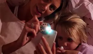 Un mini-projecteur pour smartphone pour les histoires interactives