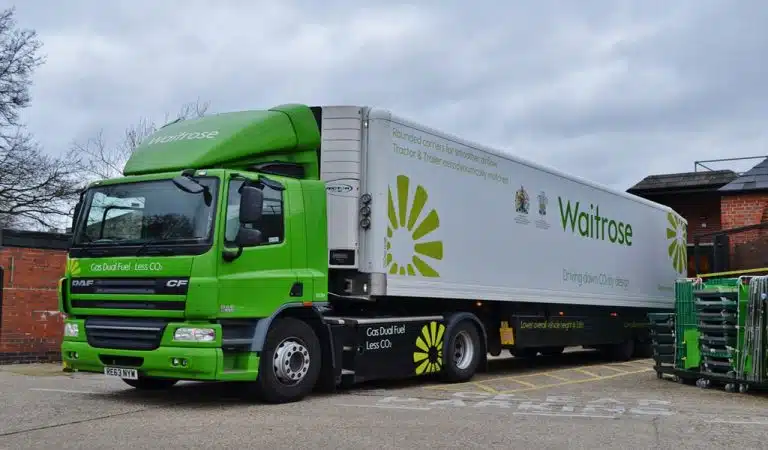 Les supermarchés britanniques lancent des camions de livraison alimentés par des déchets alimentaires