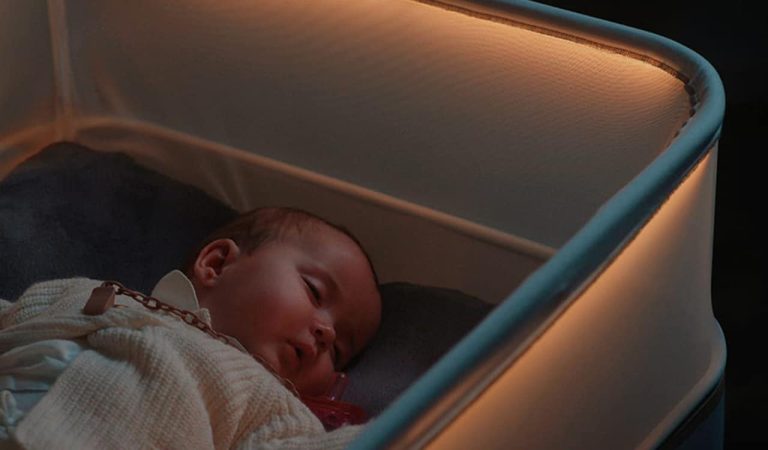 Un berceau qui imite une voiture afin d‘aider les bébés à dormir