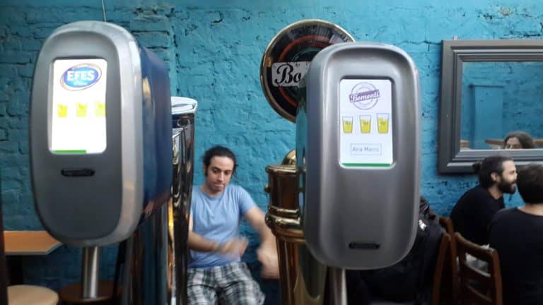 Un robinet à bière intelligent qui accélère le service et améliore l’efficacité