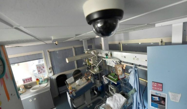 Une application sécurisée permet aux parents de surveiller les bébés hospitalisés