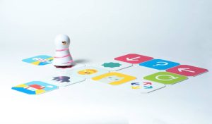 Un robot japonais qui enseigne les tout-petits à faire du codage