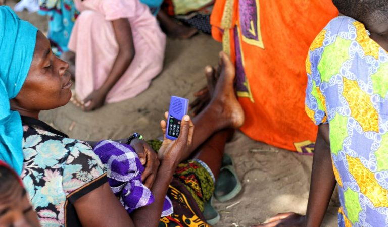 Un lecteur MP3 à énergie solaire qui éduque les femmes du tiers monde