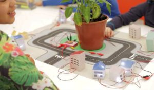 Un kit permettant de créer sa propre énergie enseigne l’électricité aux enfants