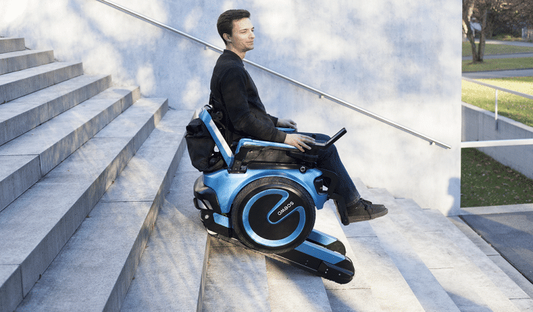 Un nouveau fauteuil roulant électrique peut s’accrocher aux escaliers et aux terrains accidentés