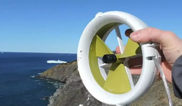 Une turbine éolienne miniaturisée qui charge les périphériques via USB