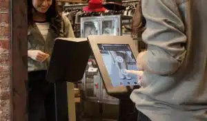 Une entreprise de mode lance un scanner 3D de pieds pour faire du shopping