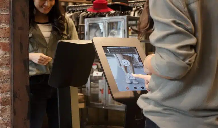 Une entreprise de mode lance un scanner 3D de pieds pour faire du shopping