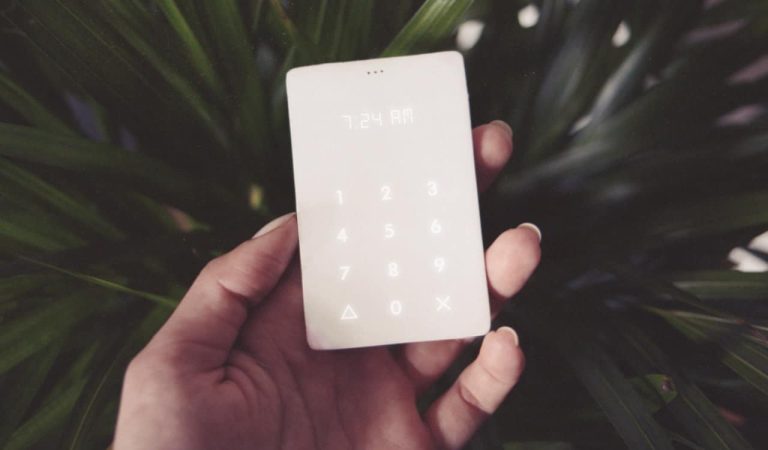 Un smartphone ultra minimaliste conçu pour être utilisé le moins possible