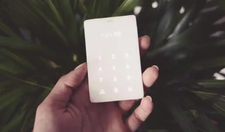 Un smartphone ultra minimaliste conçu pour être utilisé le moins possible