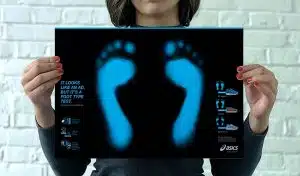 Une publicité imprimée qui indique aux clients leur type de pied