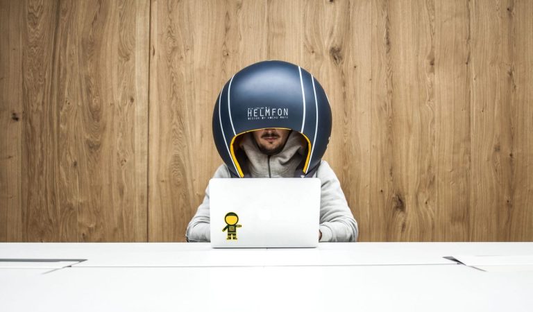 Un dispositif ressemblant à un casque qui bloque les sons du le lieu de travail