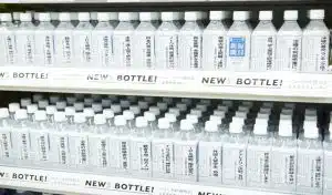 Un journal imprime l’actualité sur des bouteilles d’eau