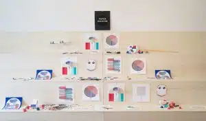 Des créateurs créent des jouets électroniques avec du papier