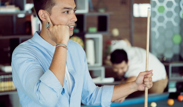 L’anneau intelligent qui permet aux utilisateurs d’entendre et de parler à travers leur doigt