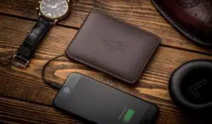 Un portefeuille intelligent qui se trouve tout seul et qui recharge votre smartphone