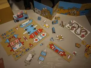 Un designer crée des boîtes d’approvisionnement qui servent de jouets pour les enfants réfugiés