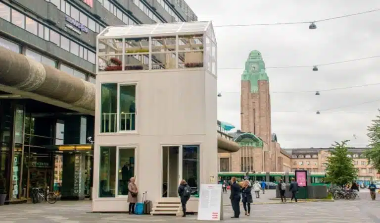 Une maison autonome qui tient dans un espace de stationnement
